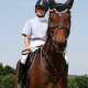 Montar a caballo de la muchacha en el torneo en Gales - © ride77.com / RV